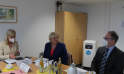 Sylvia Stierstorfer im Gespräch beim Treffen mit Staatsministerin Ulrike Scharf und der Koordinierungs- und Beratungsstelle Berufsanerkennung (KuBB) in Nürnberg.