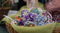 Traditionelle Handwerkskunst: Mehr als 200 Perlen sind nötig, um ein Perlen-Osterei zu fertigen.